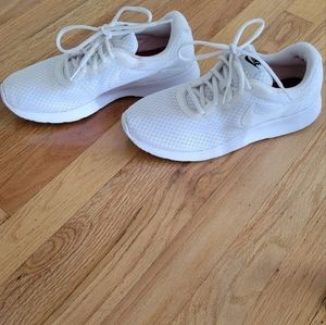 Great condition 9.5 white woman's Nike sneakers